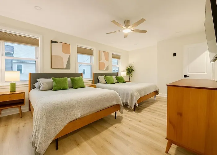 4 Bedroom House Sleeps 12 Rooftop Patio Garage Near Stadium