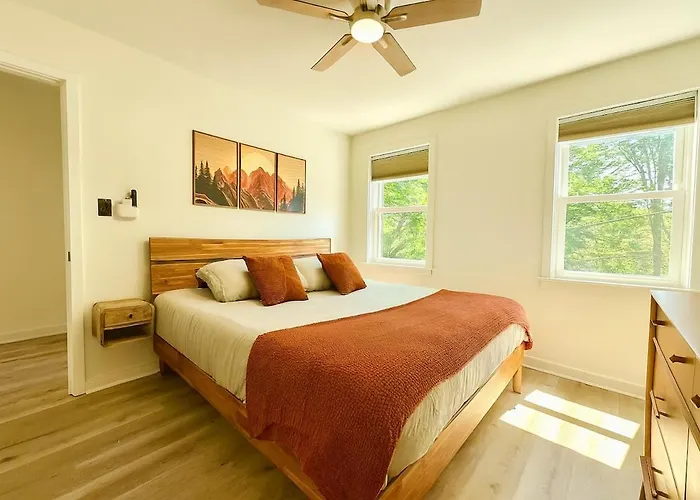 Holiday home 4 Bedroom House Sleeps 12 Rooftop Patio Garage Near Stadium Pittsburgh