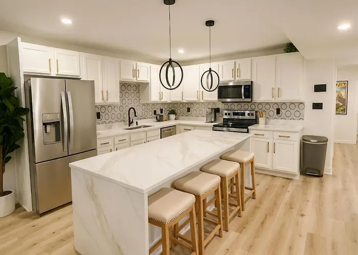 Holiday home 4 Bedroom House Sleeps 12 Rooftop Patio Garage Near Stadium