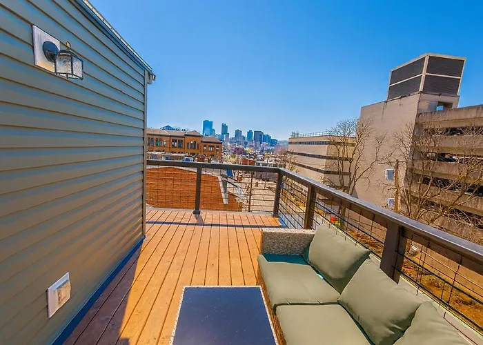 4 Bedroom House Sleeps 12 Rooftop Patio Garage Near Stadium Holiday home *