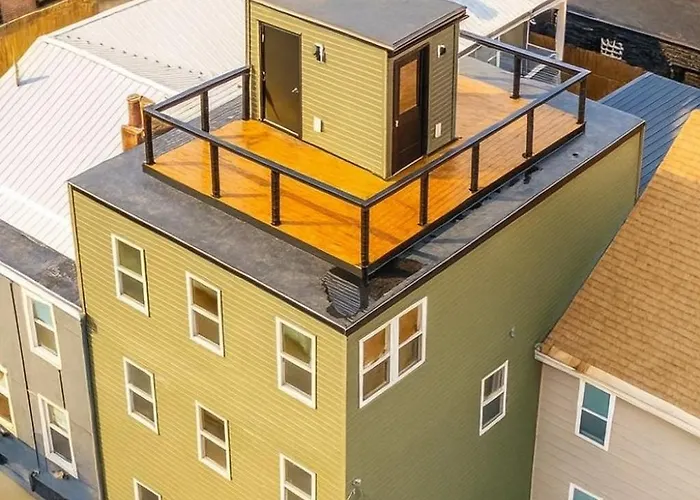 Holiday home 4 Bedroom House Sleeps 12 Rooftop Patio Garage Near Stadium