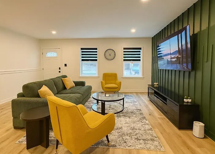 Holiday home 4 Bedroom House Sleeps 12 Rooftop Patio Garage Near Stadium Pittsburgh