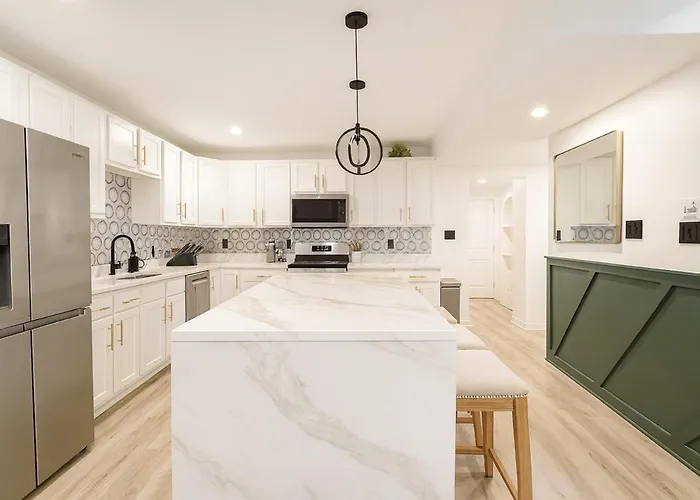 4 Bedroom House Sleeps 12 Rooftop Patio Garage Near Stadium *