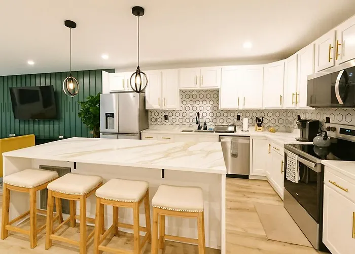 4 Bedroom House Sleeps 12 Rooftop Patio Garage Near Stadium Holiday home *