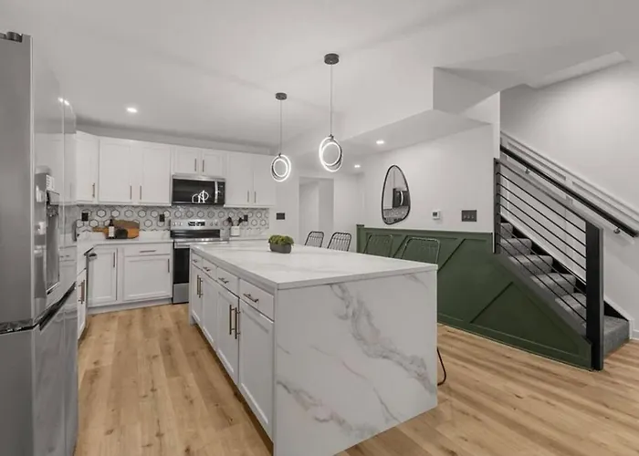 Holiday home 4 Bedroom House Sleeps 12 Rooftop Patio Garage Near Stadium *