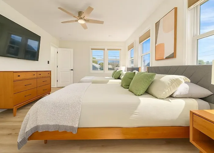 4 Bedroom House Sleeps 12 Rooftop Patio Garage Near Stadium Holiday home *