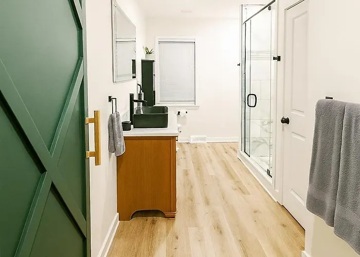 Holiday home 4 Bedroom House Sleeps 12 Rooftop Patio Garage Near Stadium