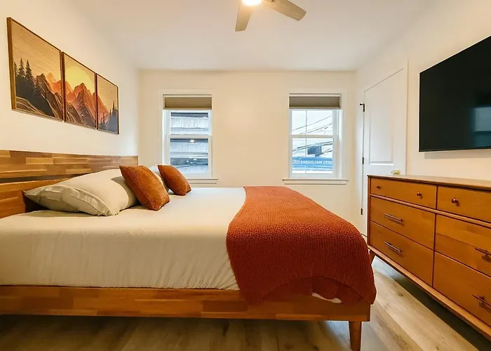 Holiday home 4 Bedroom House Sleeps 12 Rooftop Patio Garage Near Stadium Pittsburgh