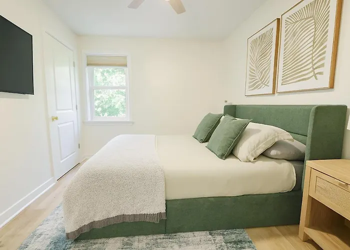 Holiday home 4 Bedroom House Sleeps 12 Rooftop Patio Garage Near Stadium Pittsburgh