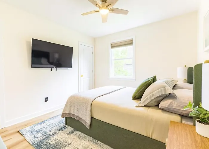 4 Bedroom House Sleeps 12 Rooftop Patio Garage Near Stadium *