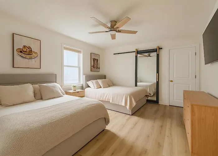 4 Bedroom House Sleeps 12 Rooftop Patio Garage Near Stadium Holiday home *