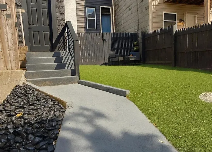 4 Bedroom House Sleeps 12 Rooftop Patio Garage Near Stadium Holiday home Pittsburgh