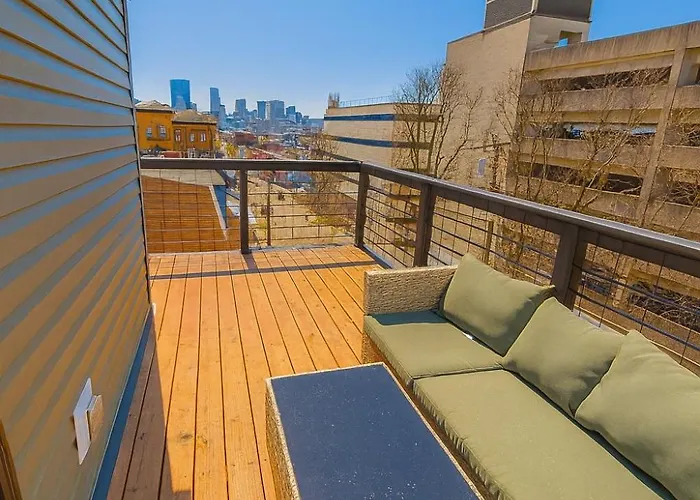 4 Bedroom House Sleeps 12 Rooftop Patio Garage Near Stadium Holiday home