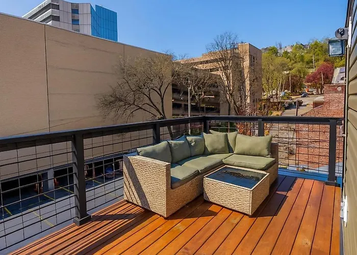 Holiday home 4 Bedroom House Sleeps 12 Rooftop Patio Garage Near Stadium Pittsburgh