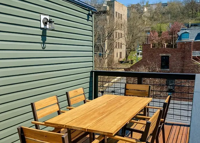 Holiday home 4 Bedroom House Sleeps 12 Rooftop Patio Garage Near Stadium *