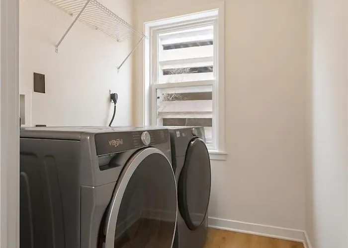 4 Bedroom House Sleeps 12 Rooftop Patio Garage Near Stadium Holiday home