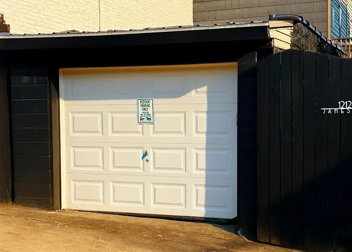 4 Bedroom House Sleeps 12 Rooftop Patio Garage Near Stadium Holiday home
